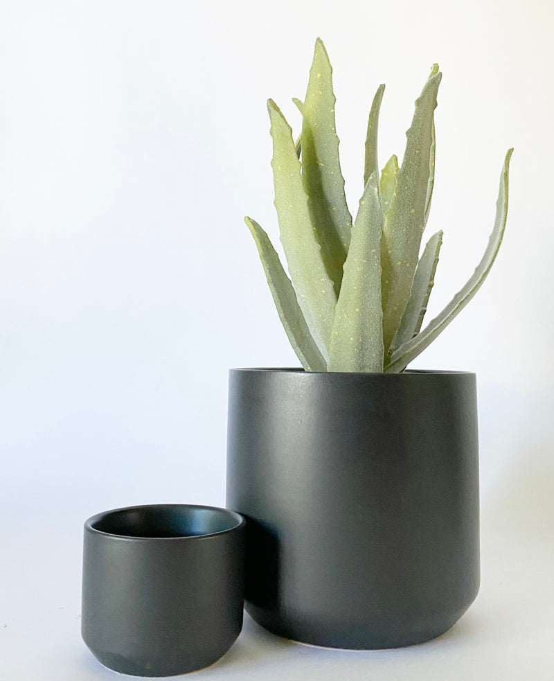 Kendall Black Pot Collection